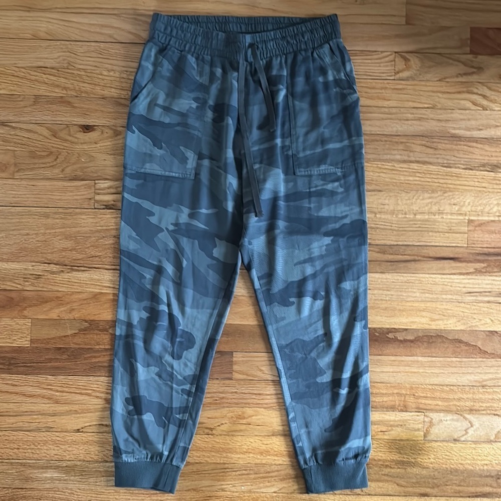 Splendid Camouflaged Track Pants with Elastic Waistband and Cuffs